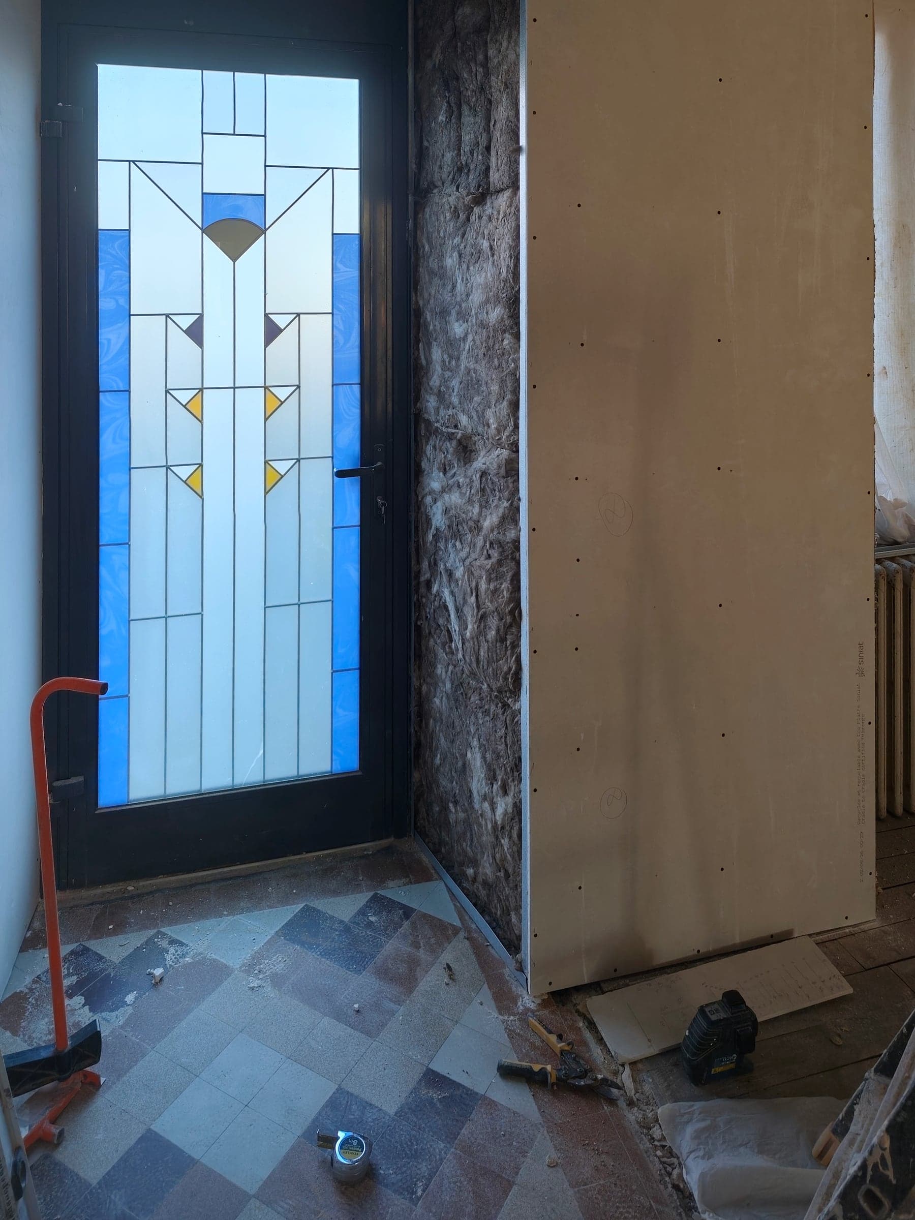 Porte d’entrée à vitrail, isolant posé dans l’épaisseur du mur à côté